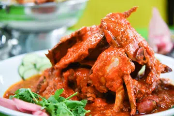 Hidangan ketam cili menjadi ikon makanan Singapura dipengaruhi oleh gabungan bahan-bahan tradisi masakan masyarakat Cina, Melayu dan India. Ini dinamakan makanan lakuran. 