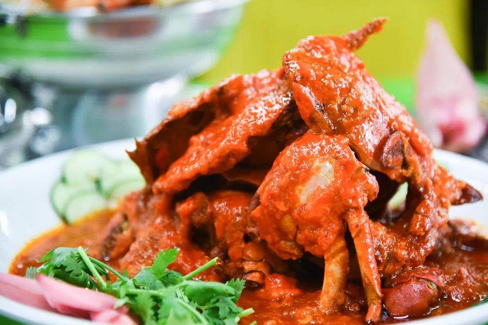 Hidangan ketam cili menjadi ikon makanan Singapura dipengaruhi oleh gabungan bahan-bahan tradisi masakan masyarakat Cina, Melayu dan India. Ini dinamakan makanan lakuran. 