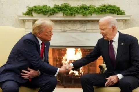 Presiden Amerika Syarikat yang baru dipilih, Encik Donald Trump (kiri) dan Presiden Joe Biden, telah membincangkan isu Ukraine dan Timur Tengah dalam suasana mesra di Rumah Putih pada 13 November.