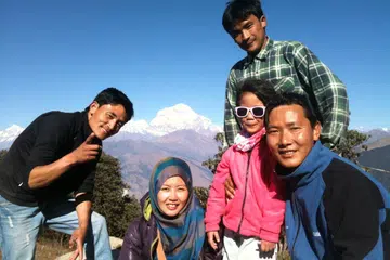 PANJAT GUNUNG SEJAK KECIL: Cik Nur Sumayyah Mohammad Zaki (depan, dua dari kanan) dan ibu, Cik Maslina Mohamed Jalan (dua dari kiri), bersama jurupandu semasa membuat satu pendakian.