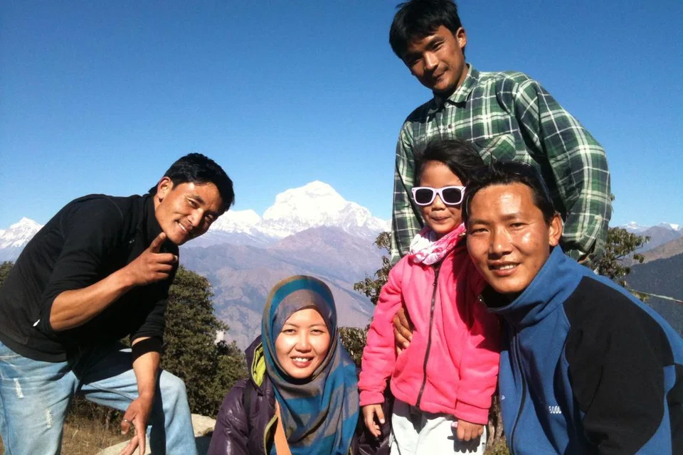PANJAT GUNUNG SEJAK KECIL: Cik Nur Sumayyah Mohammad Zaki (depan, dua dari kanan) dan ibu, Cik Maslina Mohamed Jalan (dua dari kiri), bersama jurupandu semasa membuat satu pendakian.