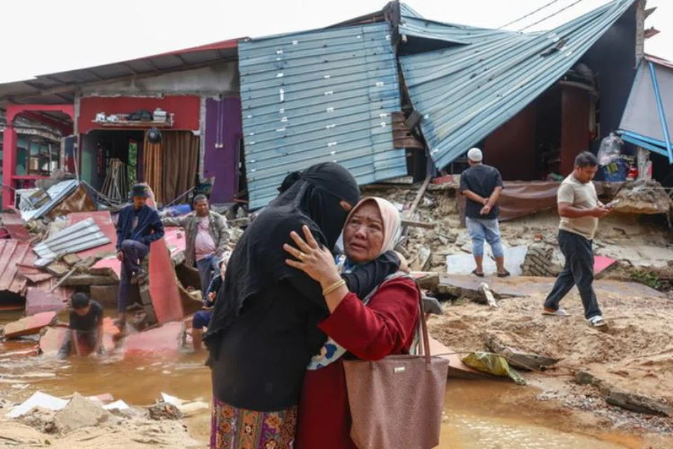 Dua mangsa banjir di Kampung Jubakar Pantai, Tumpat, Kelantan, tidak dapat menahan pilu melihat rumah mereka roboh dilanda banjir.