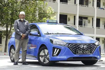 TIDAK GERUN: Dengan langkah-langkah yang dilaksanakan, Encik Malik berkongsi bahawa beliau tidak gerun lagi untuk menjemput apa jua penumpang - termasuk mereka yang baru pulang dari hospital. - Foto BH oleh AZMI ATHNI