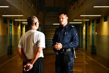 BIMBING PESALAH BINA KEHIDUPAN: Pegawai penjara, Staf Sarjan Fha Izzun memberi nasihat kepada seorang banduan, 'Roslan', yang ditangkap atas kesalahan berkaitan dadah dan ditempatkan di Pusat Pemulihan Dadah (DRC) di Penjara Changi. - Foto BM oleh LIM YAOHU 