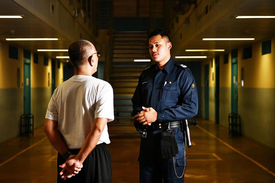 BIMBING PESALAH BINA KEHIDUPAN: Pegawai penjara, Staf Sarjan Fha Izzun memberi nasihat kepada seorang banduan, 'Roslan', yang ditangkap atas kesalahan berkaitan dadah dan ditempatkan di Pusat Pemulihan Dadah (DRC) di Penjara Changi. - Foto BM oleh LIM YAOHU 