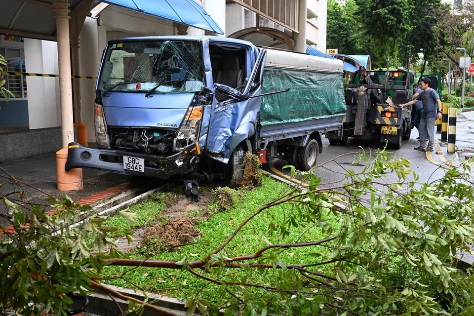 Kesan perlanggaran menyebabkan cermin hadapan lori itu retak dan bahagian depannya kemek.