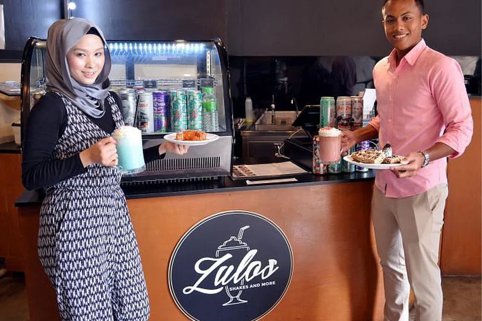 MAHU PERSIAP MASA DEPAN: Encik Zulfadhli dan isterinya, Cik Nur Sherillin, melabur sekitar $20,000 bagi membuka kafe yang menjadi harapan masa depan mereka. - Foto-foto SHAKIR SAIFUDDIN