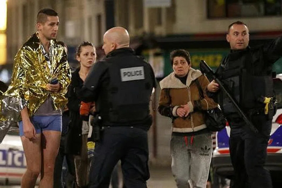 MEMINDAHKAN PENDUDUK: Polis Perancis mengarahkan penduduk meninggalkan sebuah petempatan di Saint Denis dekat Paris semasa operasi memburu dalang serangan berdarah Jumaat lalu di Paris. - Foto REUTERS