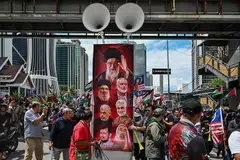 Penunjuk perasaan di Kuala Lumpur pada 13 Mac membawa sepanduk memaparkan pemimpin tertinggi Iran yang mendiang, Ayatollah Ali Khamenei, serta beberapa pemimpin Iran, Hamas dan Hezbollah yang terbunuh dalam serangan Amerika Syarikat dan Israel sebelum ini.