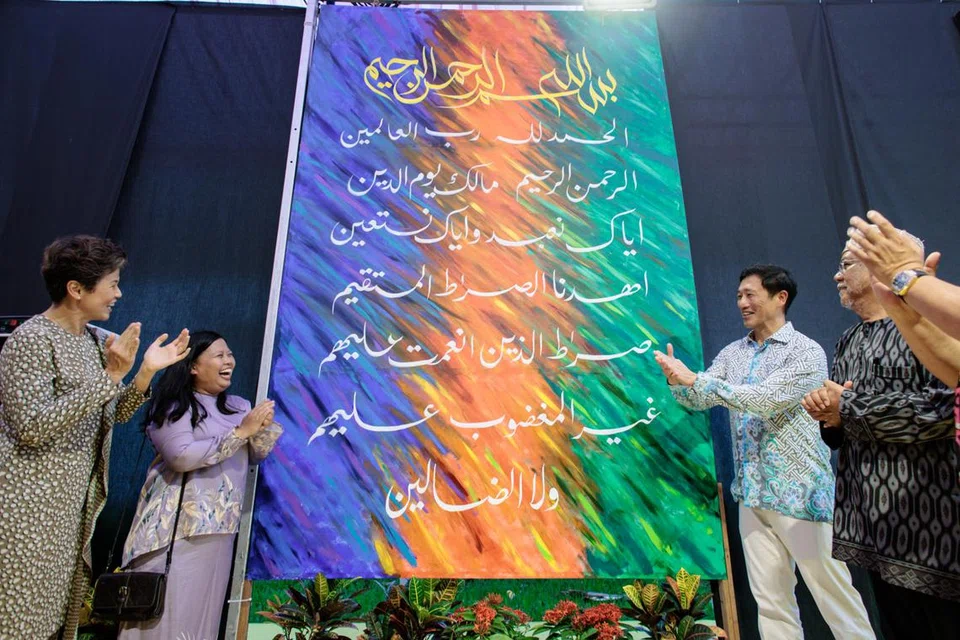 Pengunjung ke Bazar Raya Utara di Woodlands pula dapat melihat lukisan-lukisan yang memaparkan ayat suci Al-Quran daripada Surah Al-Fatihah dan Al-Baqarah, yang dihasilkan oleh pelukis tersohor, Encik Abdul Ghafur Haji Tahir (dua dari kanan). Turut hadir dalam acara pada 9 Mac itu ialah Menteri Kesihatan, Encik Ong Ye Kung (tiga dari kanan), Anggota Parlimen (AP) GRC Sembawang, Cik Mariam Jaafar (dua dari kiri), dan Cik Poh Li San (kiri).