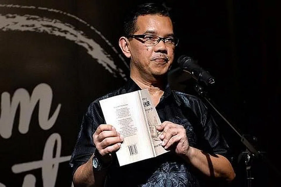 SAJAK HARUS BERMAKNA: Penulis Rohman Munasip semasa mendeklamasikan sajaknya, 'Keresahan', di Malam Sastera anjuran 'Berita Harian' tahun lalu. Sajak beliau, 'Kasturi Putih', disebut penulis sebagai contoh sajak yang memberi kesan kerana mempunyai kesatuan diksi, stail dan makna. - Foto fail