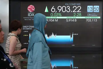 Para pengunjung melihat paparan pemantau saham di Bursa Saham Indonesia di Jakarta, Indonesia, 8 Julai 2025. Pemerintah Amerika Syarikat telah memutuskan untuk mengenakan kadar cukai import berdasarkan kadar timbal balik ke atas Indonesia sebanyak 32 peratus yang akan berkuat kuasa mulai 1 Ogos 2025.