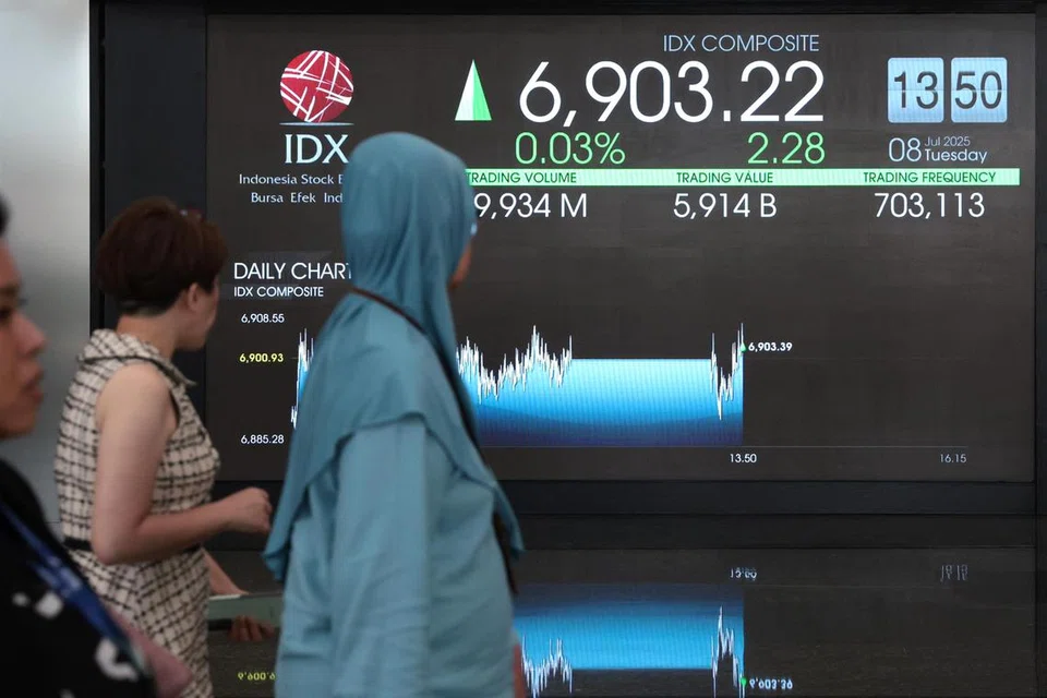Para pengunjung melihat paparan pemantau saham di Bursa Saham Indonesia di Jakarta, Indonesia, 8 Julai 2025. Pemerintah Amerika Syarikat telah memutuskan untuk mengenakan kadar cukai import berdasarkan kadar timbal balik ke atas Indonesia sebanyak 32 peratus yang akan berkuat kuasa mulai 1 Ogos 2025.