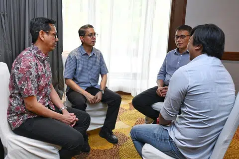 Menteri Negara (Ehwal Dalam Negeri merangkap Pembangunan Negara), Profesor Madya Dr Muhammad Faishal Ibrahim (dua dari kiri); Pengarah Eksekutif Fitrah, Encik Mohamed Farik Omar (kiri); dan Ketua Pegawai Eksekutif Muis, Encik Kadir Maideen Mohamed (dua dari kanan) mendengar pengalaman Encik Jasri Jamil yang telah selesai menjalani program Pengurusan Kes Fitrah (FCM), di Holiday Inn Singapore Atrium pada 30 November.