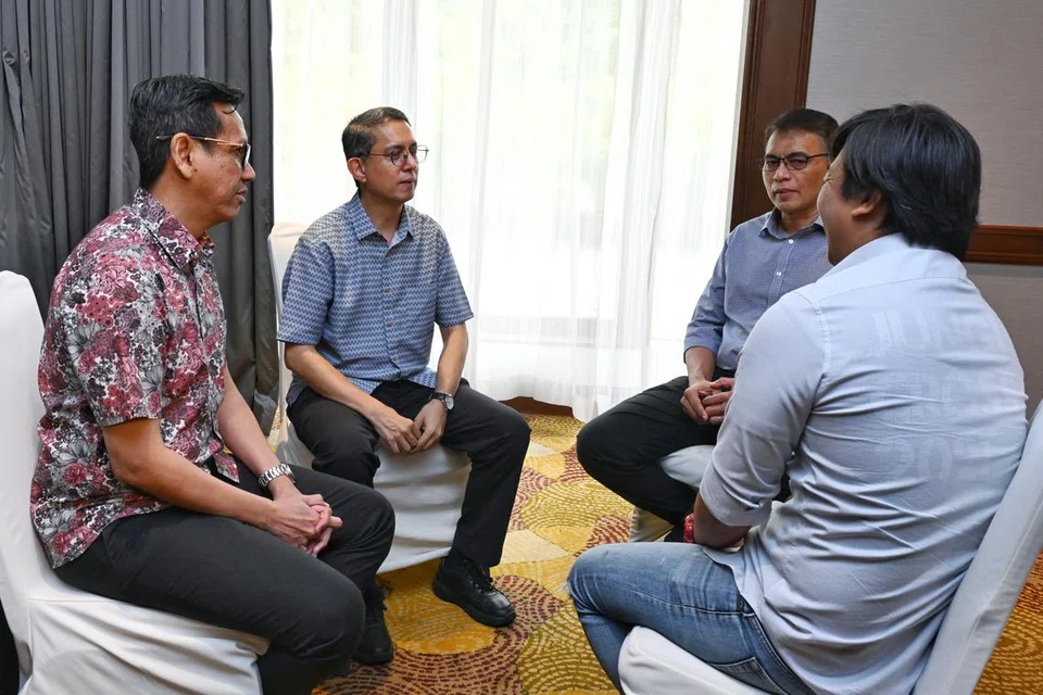 Menteri Negara (Ehwal Dalam Negeri merangkap Pembangunan Negara), Profesor Madya Dr Muhammad Faishal Ibrahim (dua dari kiri); Pengarah Eksekutif Fitrah, Encik Mohamed Farik Omar (kiri); dan Ketua Pegawai Eksekutif Muis, Encik Kadir Maideen Mohamed (dua dari kanan) mendengar pengalaman Encik Jasri Jamil yang telah selesai menjalani program Pengurusan Kes Fitrah (FCM), di Holiday Inn Singapore Atrium pada 30 November.