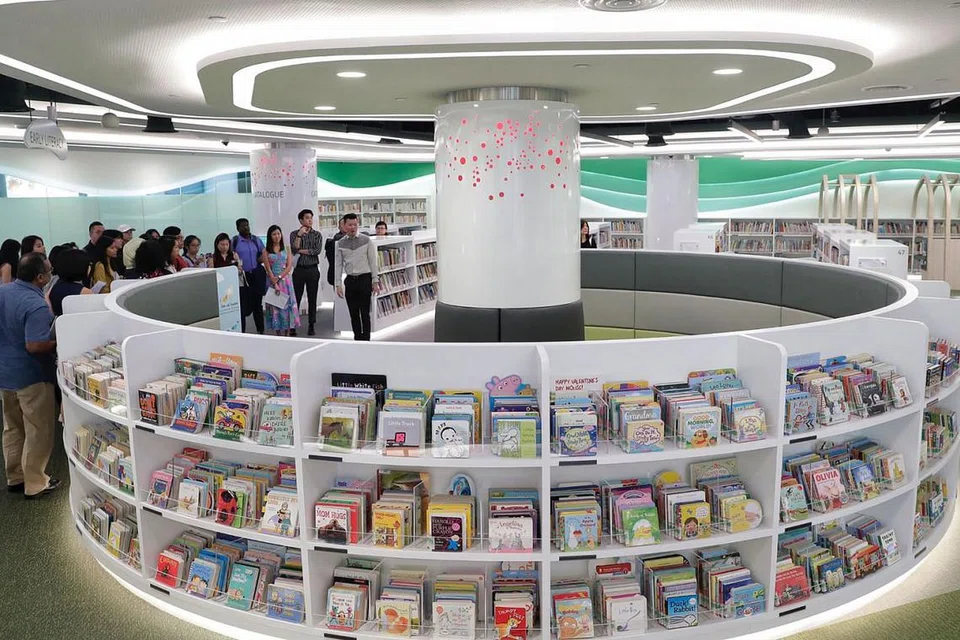 TEMA PANTAI: Rak-rak yang dipenuhi buku kanak-kanak ini terletak di zon kanak-kanak dan turut dihiasi dengan warna kebiruan dan kehijauan yang mengikuti tema pantai di perpustakaan baru di pusat beli-belah VivoCity. - Foto BH oleh KEVIN LIM