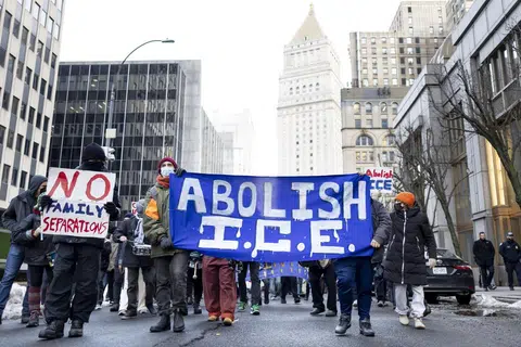 Ratusan penunjuk perasaan berkumpul di jalan raya New York pada 13 Februari, bagi menyuarakan bantahan terhadap dasar imigresen dan pengusiran yang diperkenalkan oleh pentadbiran Presiden Amerika Syarikat, Encik Donald Trump. Penunjuk perasaan membawa sepanduk yang mengutuk dasar tersebut, dengan mesej seperti, ‘Keadilan untuk Pendatang’ dan ‘Hentikan Pengusiran Sekarang’. 