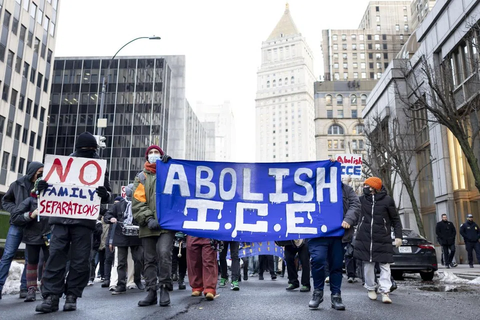 Ratusan penunjuk perasaan berkumpul di jalan raya New York pada 13 Februari, bagi menyuarakan bantahan terhadap dasar imigresen dan pengusiran yang diperkenalkan oleh pentadbiran Presiden Amerika Syarikat, Encik Donald Trump. Penunjuk perasaan membawa sepanduk yang mengutuk dasar tersebut, dengan mesej seperti, ‘Keadilan untuk Pendatang’ dan ‘Hentikan Pengusiran Sekarang’. 