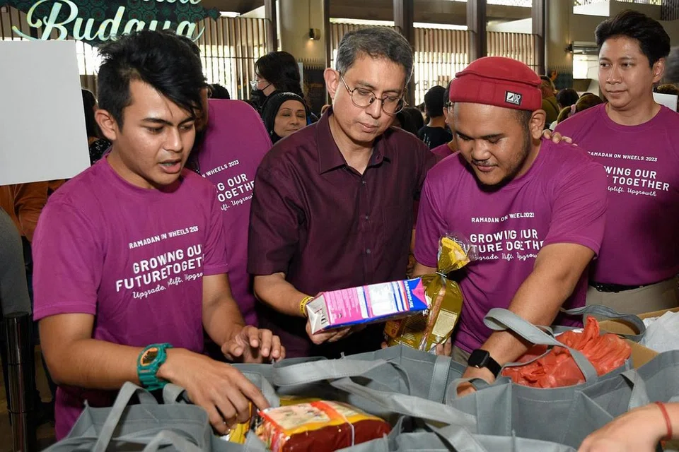 DAPAT SOKONGAN Menteri Negara (Ehwal Dalam Negeri merangkap Pembangunan Negara), Profesor Madya Muhammad Faishal Ibrahim (dua dari kiri), turut memberikan sokongan kepada 4PM di pelancaran 'Ramadan On Wheels' (ROW) mereka pada 11 Mac. Bersamanya ialah Pengerusi Ramadan On Wheels, Encik Muhammad Danish Mohd Hisham (kiri); Ahli Jawatankuasa 4PM, Encik Roslan Safar (dua dari kanan), dan Presiden Persatuan Persuratan Pemuda Pemudi Melayu (4PM), Encik Nassar Mohamad Zain (kanan). - Foto 4PM