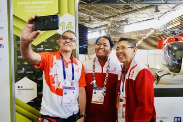 Menteri di Pejabat Perdana Menteri dan Menteri Kedua Pendidikan merangkap Ehwal Luar, Dr Mohamad Maliki Osman (kanan) bersama Encik Irfan Zulhelmy Rohizam (tengah), yang mewakili Singapura di pertandingan WorldSkills dalam bidang Penyelenggaraan Pesawat; dan anggota Pusat Politeknik Temasek-Latihan Teknikal Lufthansa (TP-LTT),   Encik Stephen Sebastian D’Silva (kiri).