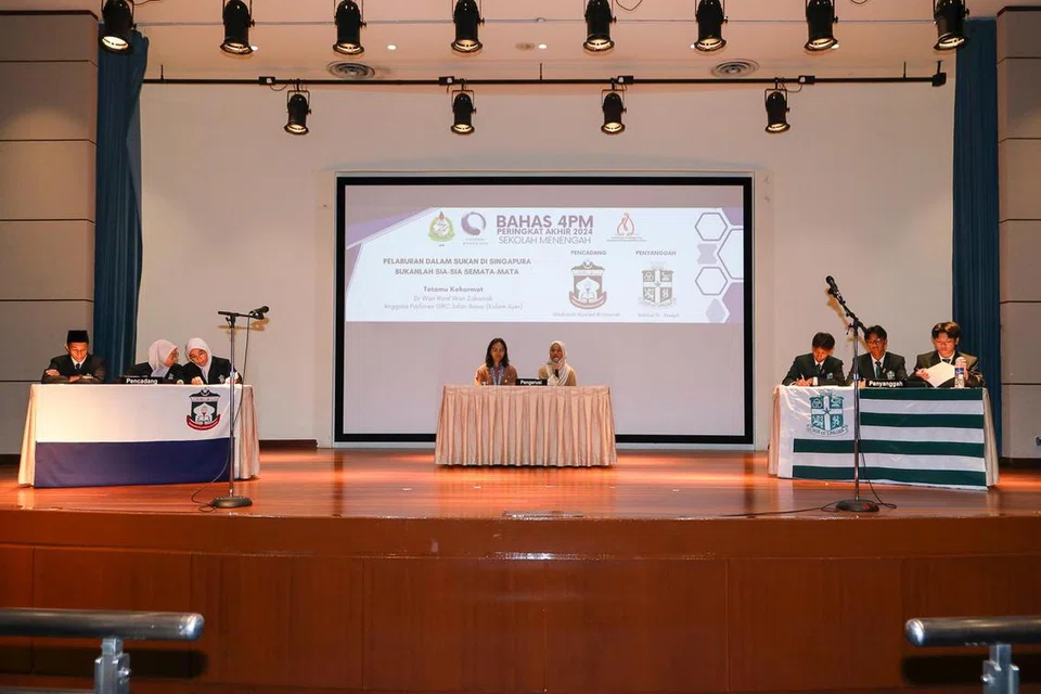 Mauduk yang dibahaskan pada peringkat akhir pertandingan Bahas 4PM adalah, Pelaburan Dalam Sukan di Singapura Bukanlah Sia-sia Semata-mata. SJI merupakan pihak pembangkang dan Madrasah Aljunied Al-Islamiah sebagai pencadang.