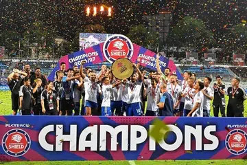 Pemain Lion City Sailors mengangkat trofi selepas menewaskan Tampines Rovers dalam perlawanan Perisai Masyarakat pada 6 September.