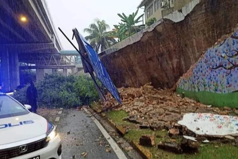 Keadaan tanah runtuh akibat hujan lebat dekat Taman Bunga Raya, di Jalan Genting Klang, Kuala Lumpur, membahayakan penduduk yang kemudian diarahkan berpindah pada petang 22 Ogos.