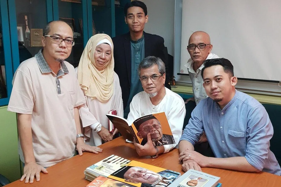 Encik Firdaus (paling kanan) pernah berkhidmat sebagai Setiausaha Agung Majlis Pusat.