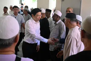 Perdana Menteri, Encik Lawrence Wong, memberikan penghormatan terakhir kepada mantan Setiausaha Parlimen Kanan, Allahyarham Mohamad Maidin Packer Mohd, semasa menziarah kediamannya di Blok 333 Tampines Street 33 pada 25 Jun.