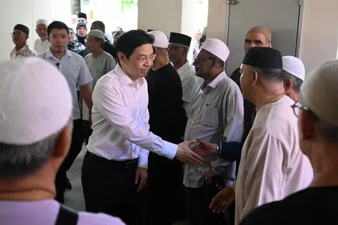 Perdana Menteri, Encik Lawrence Wong, memberikan penghormatan terakhir kepada mantan Setiausaha Parlimen Kanan, Allahyarham Mohamad Maidin Packer Mohd, semasa menziarah kediamannya di Blok 333 Tampines Street 33 pada 25 Jun.