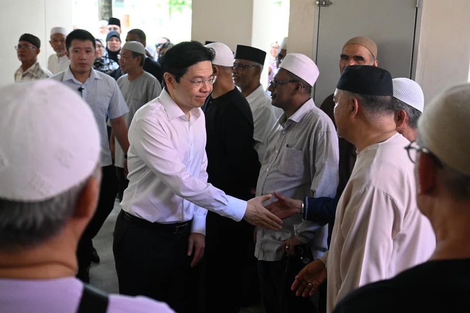 Perdana Menteri, Encik Lawrence Wong, memberikan penghormatan terakhir kepada mantan Setiausaha Parlimen Kanan, Allahyarham Mohamad Maidin Packer Mohd, semasa menziarah kediamannya di Blok 333 Tampines Street 33 pada 25 Jun.