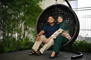 KONGSI PENGALAMAN: Pasangan Encik Lutfi Amali Tuliman dan Cik Nurul Fatin Abdul Mutalib yang bernikah pada November 2020 berkongsi pengalaman mereka mendapat bimbingan dan nasihat daripada naib kadi Ustaz Fakhrudin Amin (tiada dalam gambar). - Foto BH oleh LIM YAOHUI