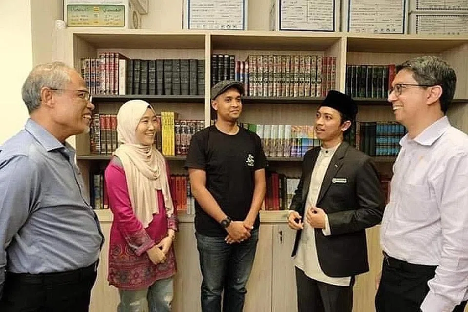 TERUS DAPAT BIMBINGAN: Encik Masagos (paling kiri) dan Dr Faishal (paling kanan) bersama bakal mempelai. Foto diambil sebelum tempoh pemutus litar. - Foto FACEBOOK MUHAMMAD FAISHAL IBRAHIM