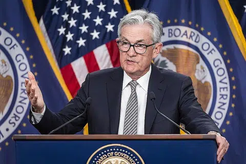 INFLASI TERLALU TINGGI: Pengerusi Bank Simpanan Federal Amerika, Encik Jerome Powell, berkata bank pusat itu masih melihat inflasi sebagai terlalu tinggi dan tekanan harga tinggi masih menjadi kebimbangan penggubal dasar. - Foto EPA-EFE