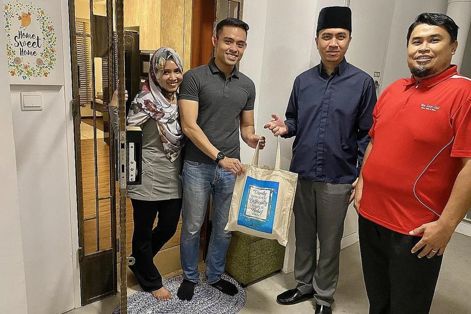 SESI ZIARAH PENDUDUK BARU YISHUN: Sesi bergambar dengan (dari kanan) Pengerusi MAEC Nee Soon East, Encik Zakariah Ab Jabbar dan Ustaz Ruhaizan Abdullah bersama Encik Luqman Akasyah dan isteri Cik Rabia'tul A'dawiah. (Gambar ziarah ini dilakukan sebelum penularan wabak Covid-19). - Foto-foto MASJID DARUL MAKMUR