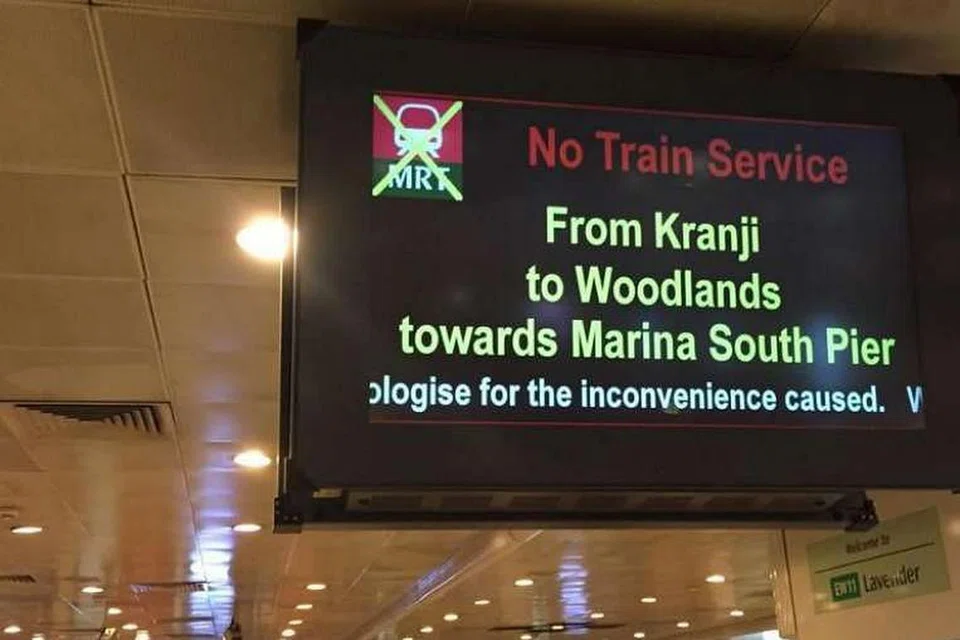 Paparan mengumumkan gangguan perkhidmatan di Laluan Utara-Selatan pada pagi Selasa (April 26). O: 