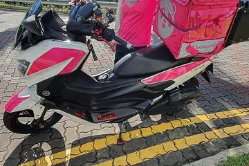 GAGAHI CABARAN: Cik Mila Komilah Kutbi akui banyak cabaran yang perlu dilalui oleh penghantar makanan wanita, namun semua ini sanggup beliau gagahi dengan berani. - Foto ihsan MILA KOMILAH KUTBI