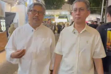 Pengerusi One Kampong Gelam (OKG), Encik Zaki Ma’arof (kiri), berkongsi perkembangan mengenai bazar, Gemilang Kampong Gelam kepada Menteri Negara (Ehwal Dalam Negeri merangkap Pembangunan Negara), Profesor Madya Dr Muhammad Faishal Ibrahim, pada 25 Mac, iaitu hari terakhir bazar tersebut.