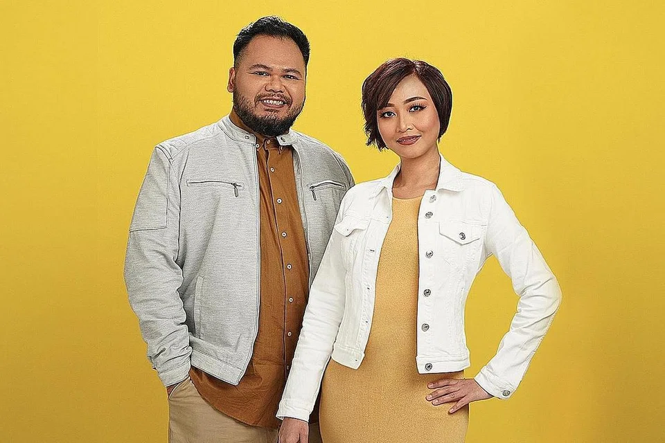 MUZIK PENAWAR JIWA: Nurdiana Saad (kanan) menjadikan bidang nyanyian sebagai peluput kemurungan dan bergabung tenaga dengan Aqmal N, yang gemar berkongsi kreativiti dan kerja seni. - Foto MEDIACORP 