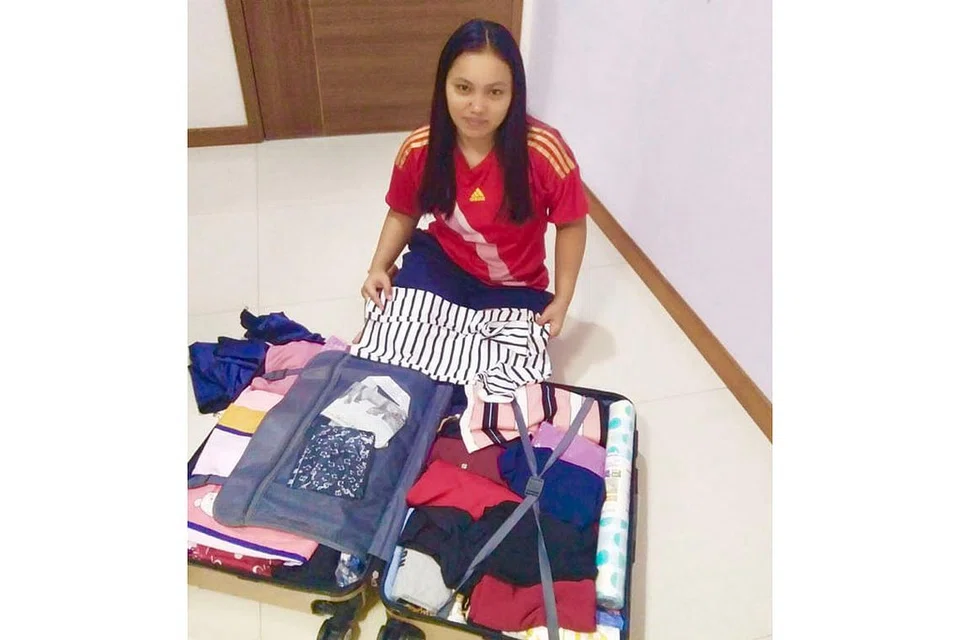 SAAT DINANTI: Pembantu rumah Indonesia, Cik Casinah, mendapat cuti panjang selama 21 hari kali ini, dapat beraya di kampung setelah tujuh tahun bertugas di sini dan ia juga merupakan Raya pertama beliau bersama suami di sisi. - Foto NORSIDAH MOHAMED NASIR