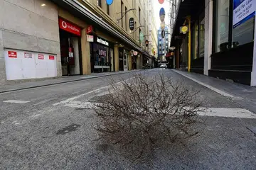 KESAN SEKATAN: Kawasan perniagaan di Melbourne, Australia, kelihatan lengang selepas sekatan mencegah wabak dilaksana. - Foto EPA-EFE