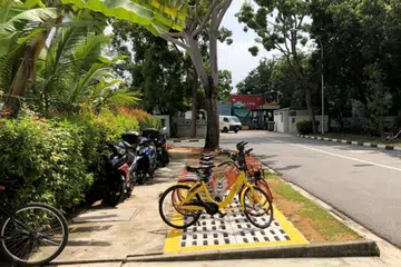LEBIH TERSUSUN: Dengan adanya ruang khas bagi meletak basikal seperti di Loyang Way ini, LTA memberi kemudahan kepada pengguna di samping menjadikan persekitaran lebih rapi - Foto LTA