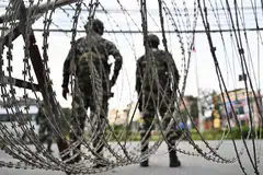Kawat duri dipasang ketika anggota tentera berkawal di sepanjang jalan semasa perintah berkurung dilaksanakan bagi memulihkan keamanan dan ketenteraman di Kathmandu pada 12 September 2025. Tentera mengenakan perintah berkurung di negara Himalaya yang berpopulasi 30 juta orang itu, dengan askar meronda di jalan-jalan yang kebanyakannya lengang selepas keganasan terburuk dalam tempoh dua dekad.