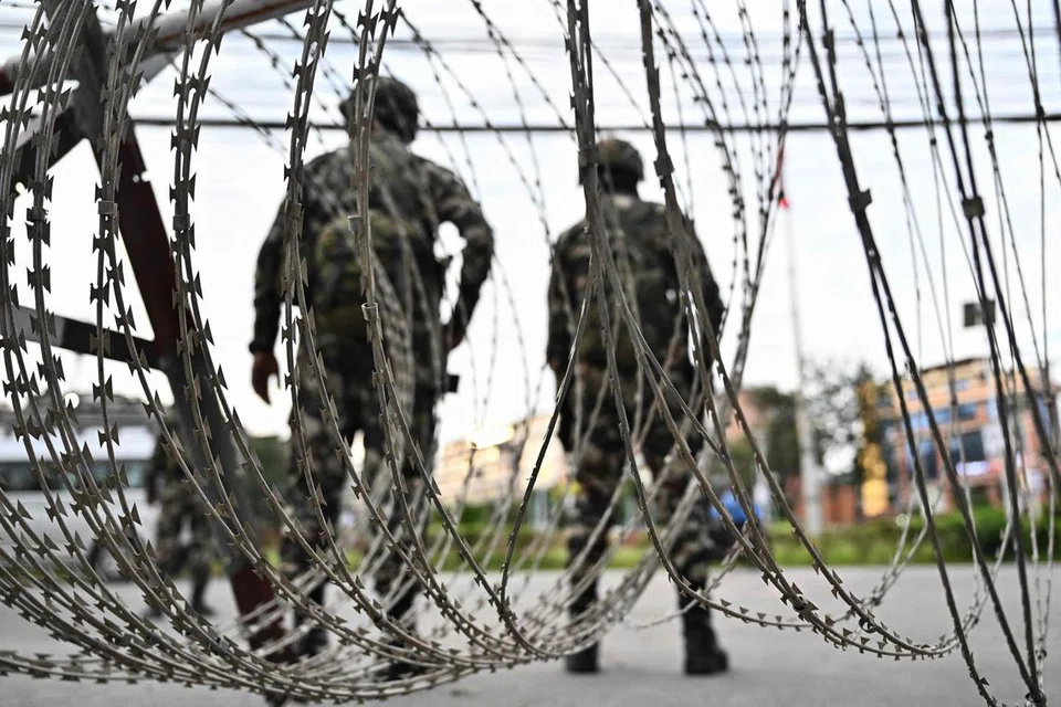 Kawat duri dipasang ketika anggota tentera berkawal di sepanjang jalan semasa perintah berkurung dilaksanakan bagi memulihkan keamanan dan ketenteraman di Kathmandu pada 12 September 2025. Tentera mengenakan perintah berkurung di negara Himalaya yang berpopulasi 30 juta orang itu, dengan askar meronda di jalan-jalan yang kebanyakannya lengang selepas keganasan terburuk dalam tempoh dua dekad.