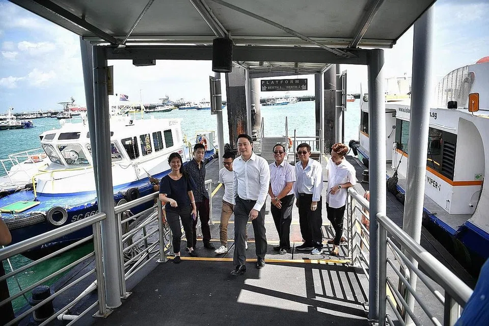 KONSESI BARU: Menteri Negara Kanan (Pengangkutan merangkap Kesihatan), Dr Lam Pin Min (empat dari kanan) bersama wakil sektor kapal pelabuhan semasa mengunjungi Marina South Pier semalam. Konsesi baru ini dijangka memberi manfaat kepada lebih 600 kapal pelayaran, feri serantau dan bot penumpang. - Foto BH oleh ARIFFIN JAMAR
