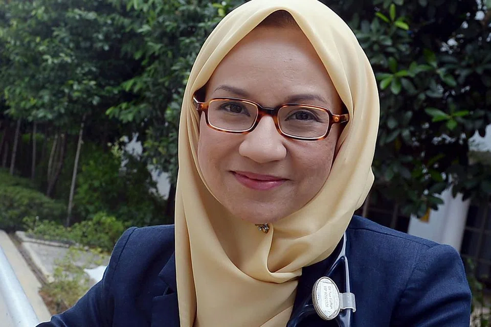 DOKTOR M³: Antara barisan depan karyawan perubatan di sini dalam menangani wabak koronavirus ialah doktor perubatan kumpulan M³ termasuk Dr Razakjr Omar, Dr Zuraimi Mohamed Dahlan, Dr Norhisham Main, Dr Elly Sabrina, Dr Fadzil Hamzah, Dr Nur Farhan Mohammad Alami (gambar atas), Dr Djoni Huang, Dr Juriyah Yatim, Dr Nurhidayati Mohamed Suphan. - Foto fail
