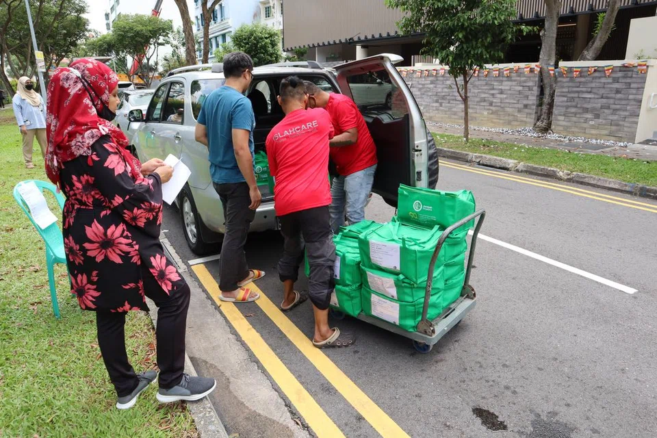 KHIDMAT CEKAP DAN TERURUS: Gambar paling atas dan gambar atas menunjukkan khidmat pandu lalu pengambilan daging korban di Pusat Islam Jamiyah yang lancar dan memudahkan peserta untuk mengambil agihan mereka. Foto dirakam pada 2022.