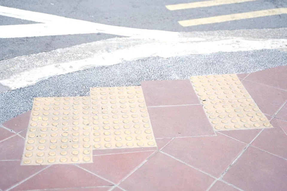 Jubin taktil baharu di Serangoon Road mengekalkan warna dan reka bentuk jubin lama, tetapi diperbuat daripada bahan dengan ciri anti-kegelinciran yang dipertingkatkan.