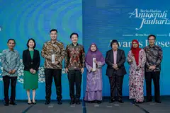 PEMENANG DIIKTIRAF: (Dari kiri) Editor Berita Harian, Encik Saat A. Rahman; Timbalan Ketua Pegawai Eksekutif (CEO) Kumpulan dan CEO Perniagaan Runcit FairPrice Group, Cik Elaine Heng; pemenang Anugerah Jauhari Harapan, Encik Lee Syafiq Muhd Ridzuan Lee; Timbalan Perdana Menteri, Encik Lawrence Wong; pemenang Anugerah Jauhari, Profesor Madya Hadijah Rahmat; Ketua Pegawai Eksekutif (CEO) SPH Media Limited, Cik Teo Lay Lim; wakil bagi pemenang Anugerah Jauhari Pencapaian Sepanjang Hayat, Cik Reeta Mohamed Noor; dan Ketua Editor kumpulan Media Inggeris/Melayu/Tamil (EMTM), Encik Wong Wei Kong. - Foto-foto BH oleh NUR DIYANA TAHA, KHALID BABA