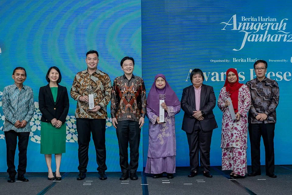 PEMENANG DIIKTIRAF: (Dari kiri) Editor Berita Harian, Encik Saat A. Rahman; Timbalan Ketua Pegawai Eksekutif (CEO) Kumpulan dan CEO Perniagaan Runcit FairPrice Group, Cik Elaine Heng; pemenang Anugerah Jauhari Harapan, Encik Lee Syafiq Muhd Ridzuan Lee; Timbalan Perdana Menteri, Encik Lawrence Wong; pemenang Anugerah Jauhari, Profesor Madya Hadijah Rahmat; Ketua Pegawai Eksekutif (CEO) SPH Media Limited, Cik Teo Lay Lim; wakil bagi pemenang Anugerah Jauhari Pencapaian Sepanjang Hayat, Cik Reeta Mohamed Noor; dan Ketua Editor kumpulan Media Inggeris/Melayu/Tamil (EMTM), Encik Wong Wei Kong. - Foto-foto BH oleh NUR DIYANA TAHA, KHALID BABA